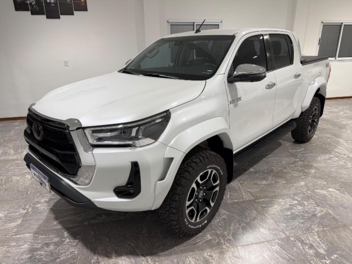 Foto de TOYOTA HILUX SRX 2.8 204cv 5x4 a/t6 2024, color sin color especificado, en San Juan