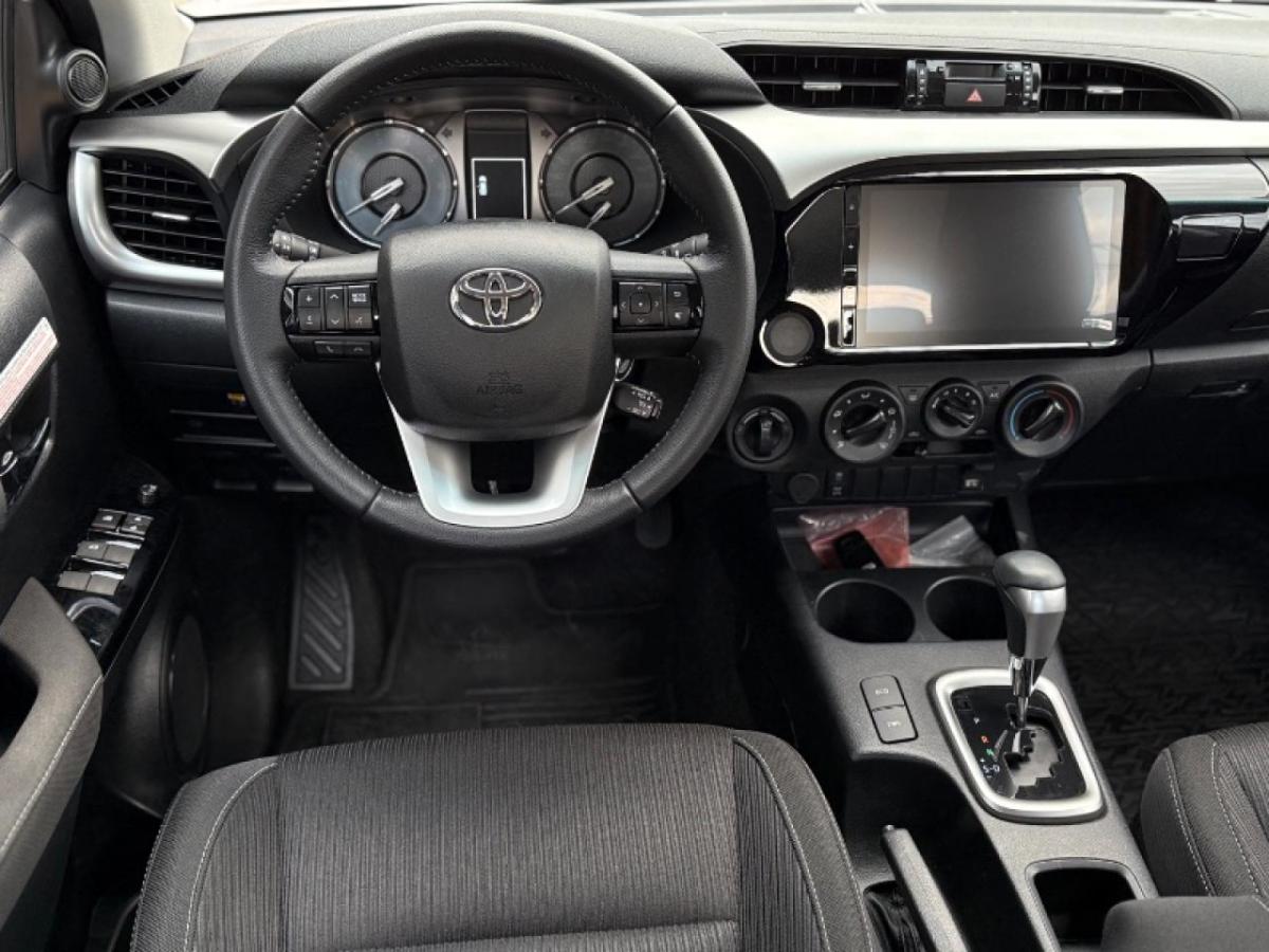 Foto de TOYOTA HILUX SR 2.8 a/t6 4x4 204cv 2026, color sin color especificado, en San Juan