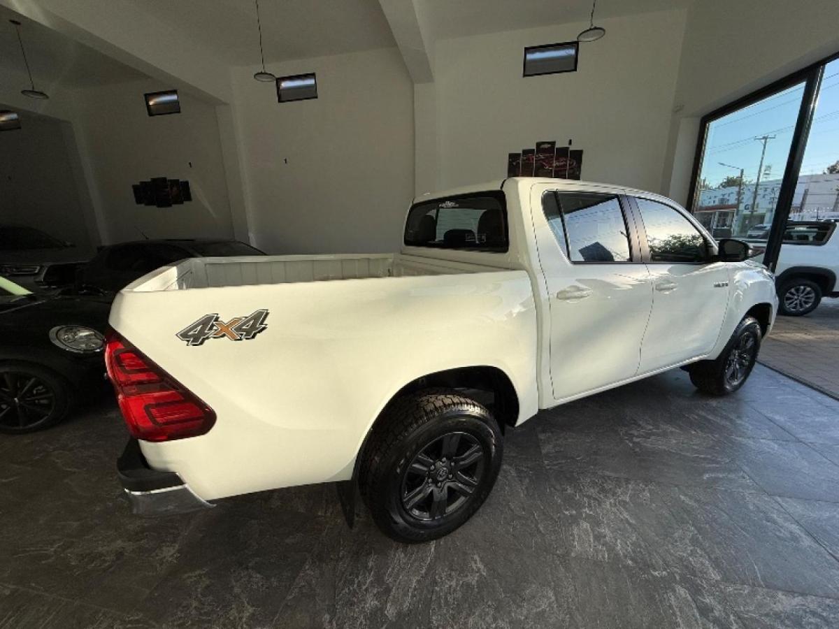 Foto de TOYOTA HILUX SR 2.8 a/t6 4x4 204cv 2026, color sin color especificado, en San Juan
