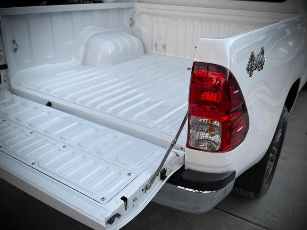 Foto de TOYOTA HILUX SR 2.8 a/t6 4x4 204cv 2026, color sin color especificado, en San Juan
