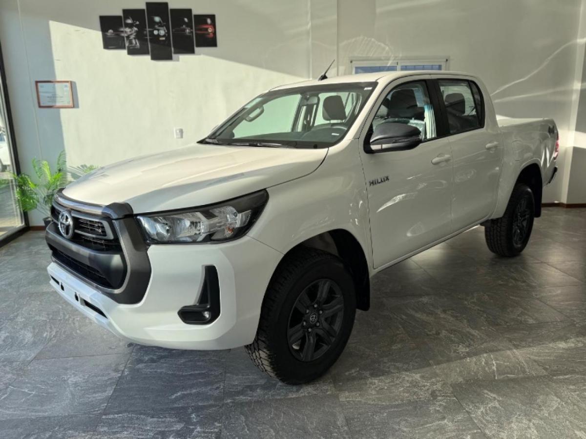 Foto de TOYOTA HILUX SR 2.8 a/t6 4x4 204cv 2026, color sin color especificado, en San Juan