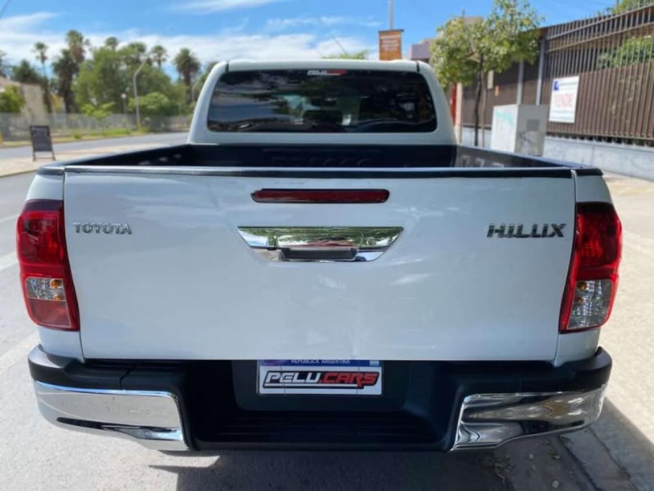 Foto de TOYOTA HILUX SR 4X4 2023, color sin color especificado, en San Juan