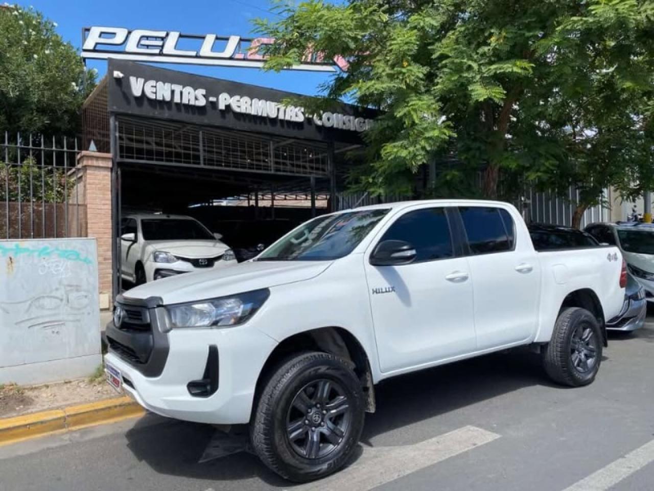 Foto de TOYOTA HILUX SR 4X4 2023, color sin color especificado, en San Juan