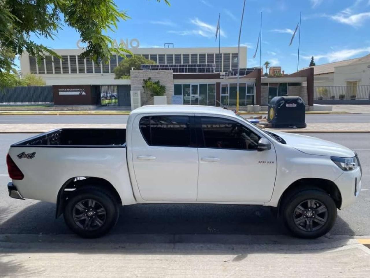 Foto de TOYOTA HILUX SR 4X4 2023, color sin color especificado, en San Juan