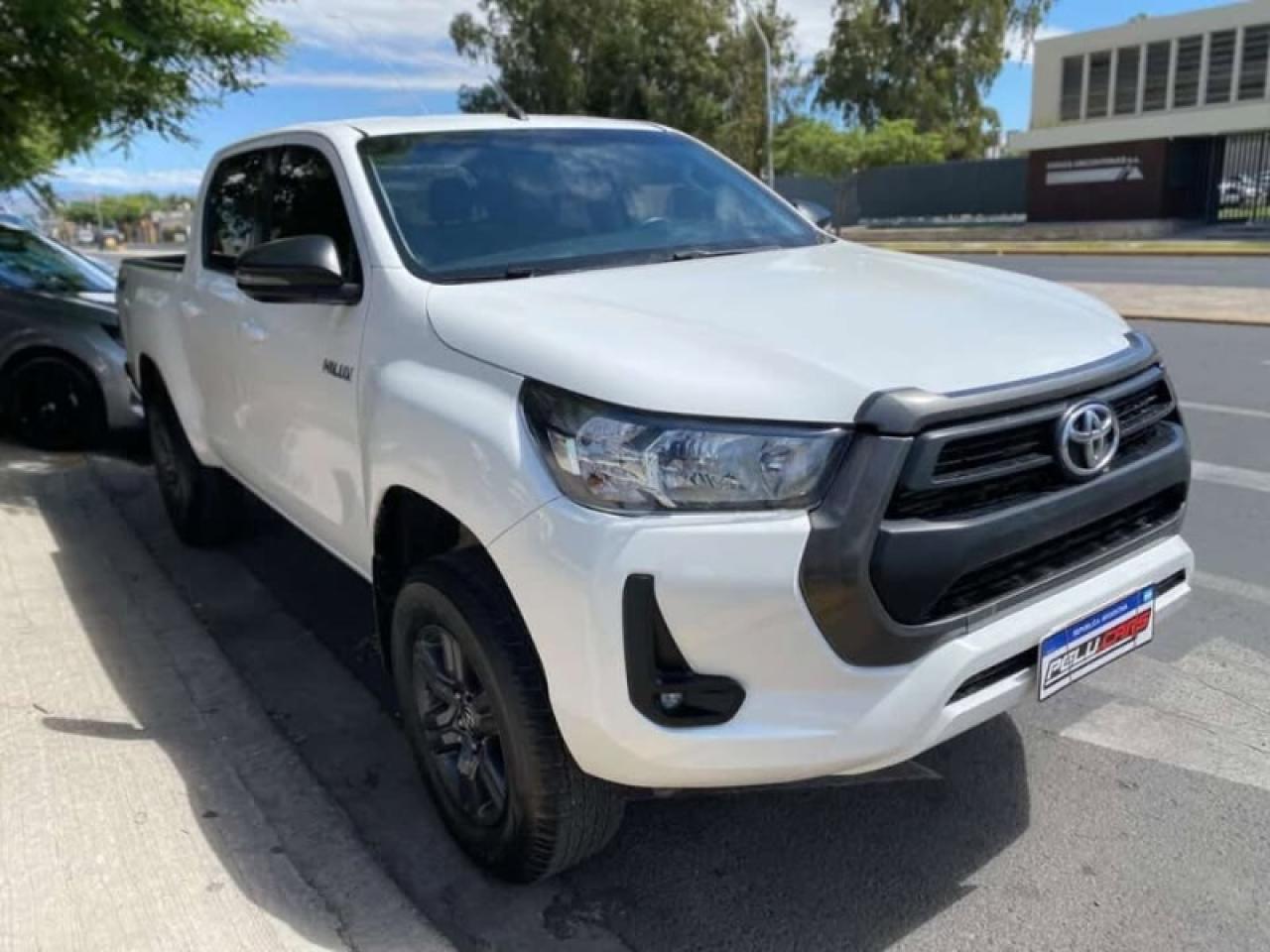 Foto de TOYOTA HILUX SR 4X4 2023, color sin color especificado, en San Juan