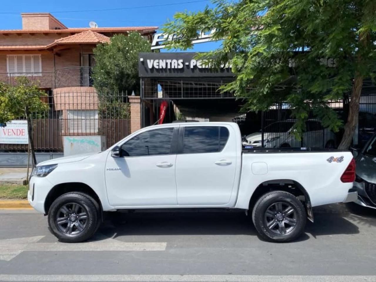 Foto de TOYOTA HILUX SR 4X4 2023, color sin color especificado, en San Juan
