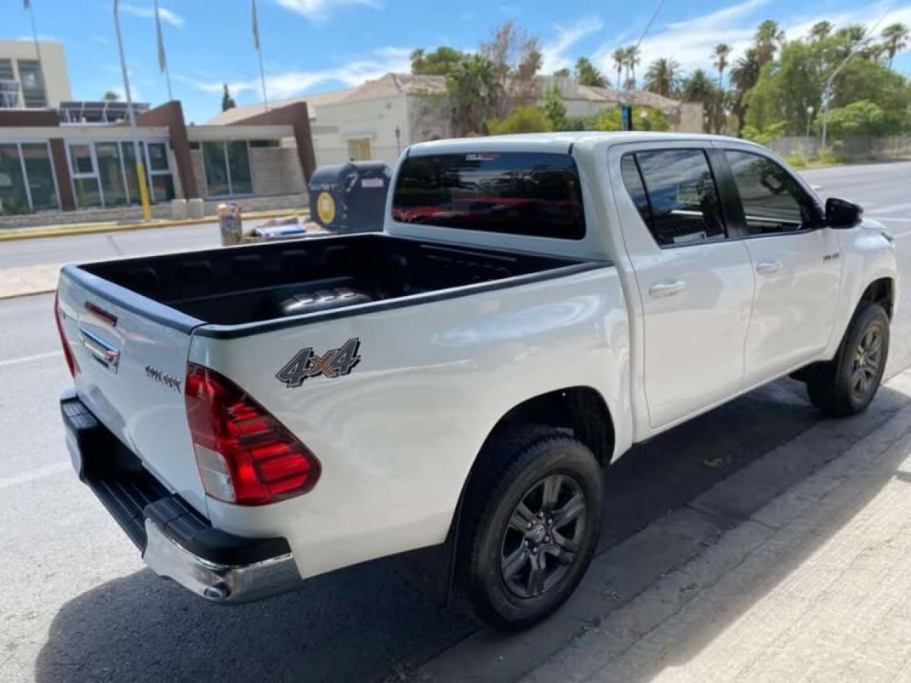 Foto de TOYOTA HILUX SR 4X4 2023, color sin color especificado, en San Juan