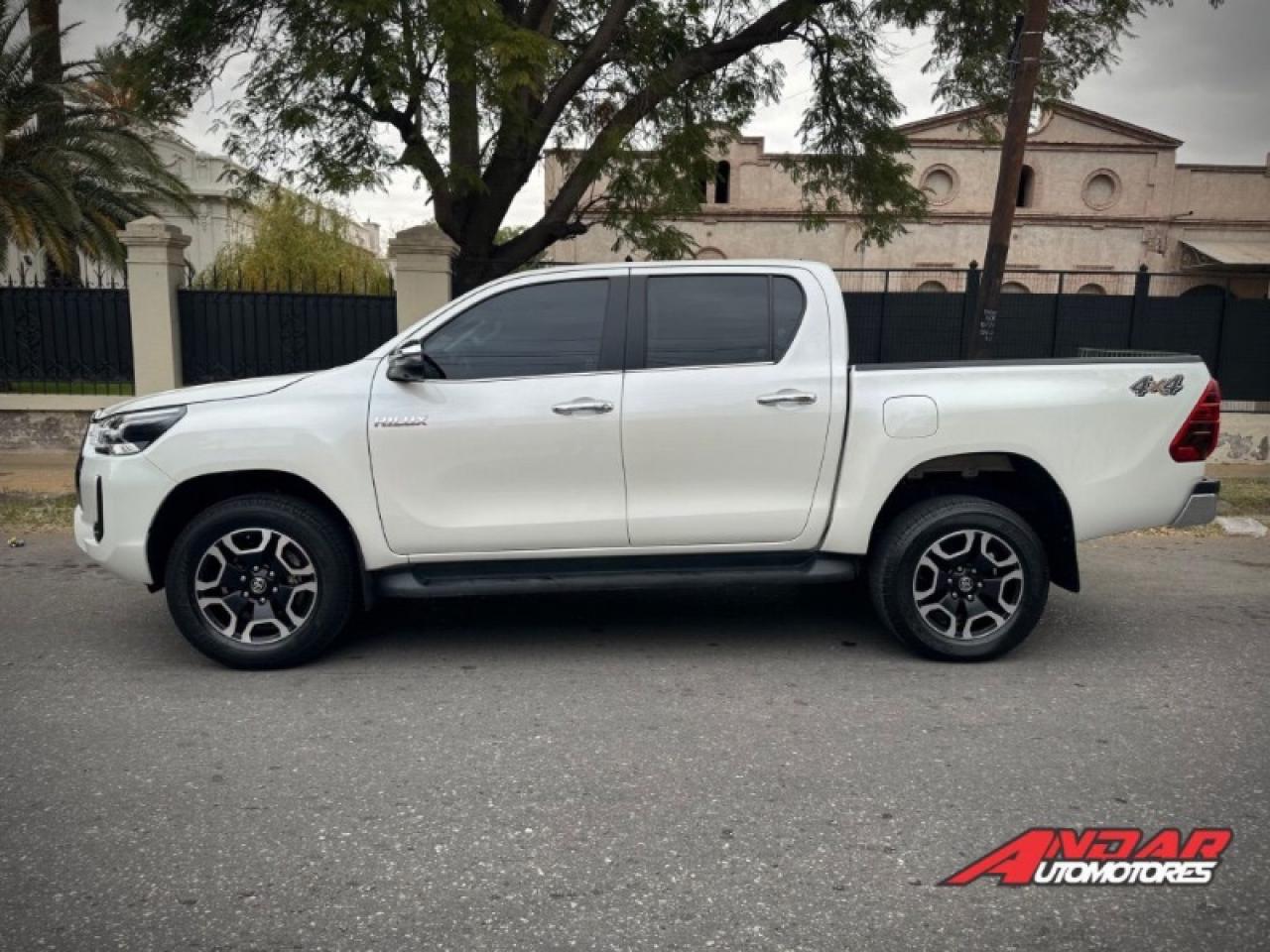 Foto de TOYOTA HILUX SRX 2.8 TDI 4x4 AT 2022, color sin color especificado, en San Juan