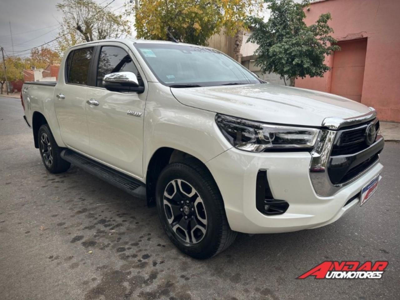 Foto de TOYOTA HILUX SRX 2.8 TDI 4x4 AT 2022, color sin color especificado, en San Juan