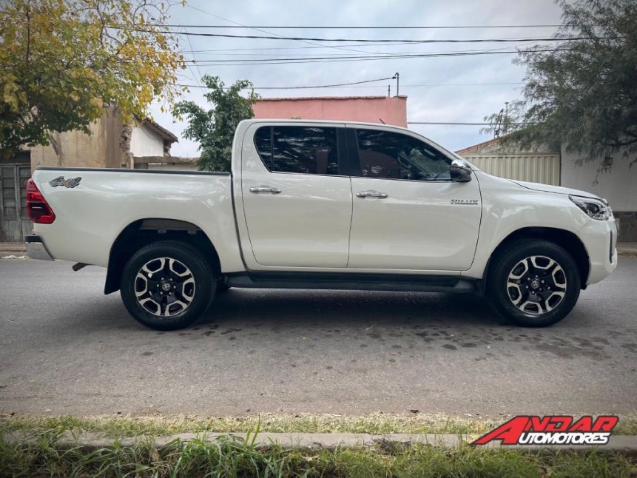 Foto de TOYOTA HILUX SRX 2.8 TDI 4x4 AT 2022, color sin color especificado, en San Juan