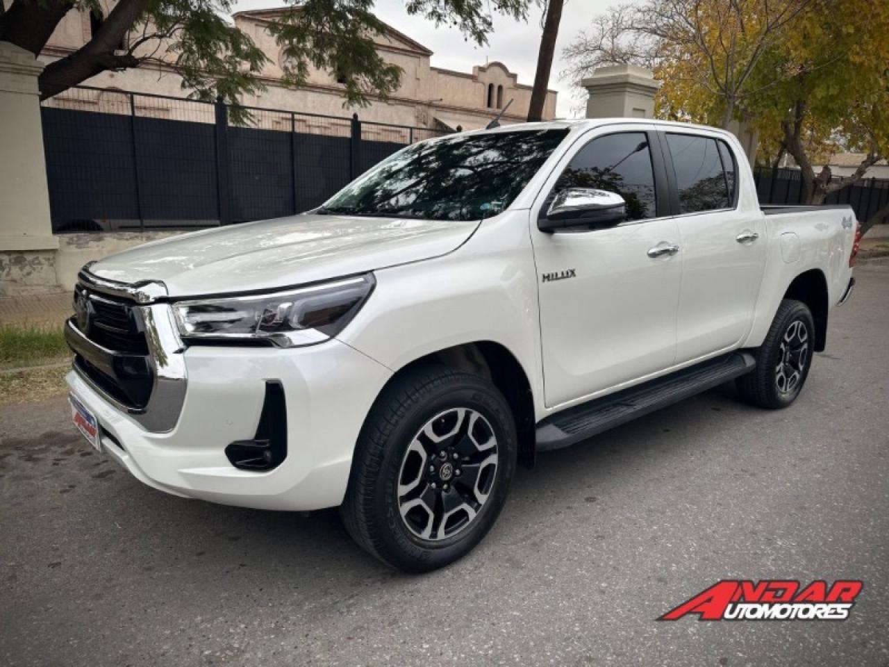 Foto de TOYOTA HILUX SRX 2.8 TDI 4x4 AT 2022, color sin color especificado, en San Juan