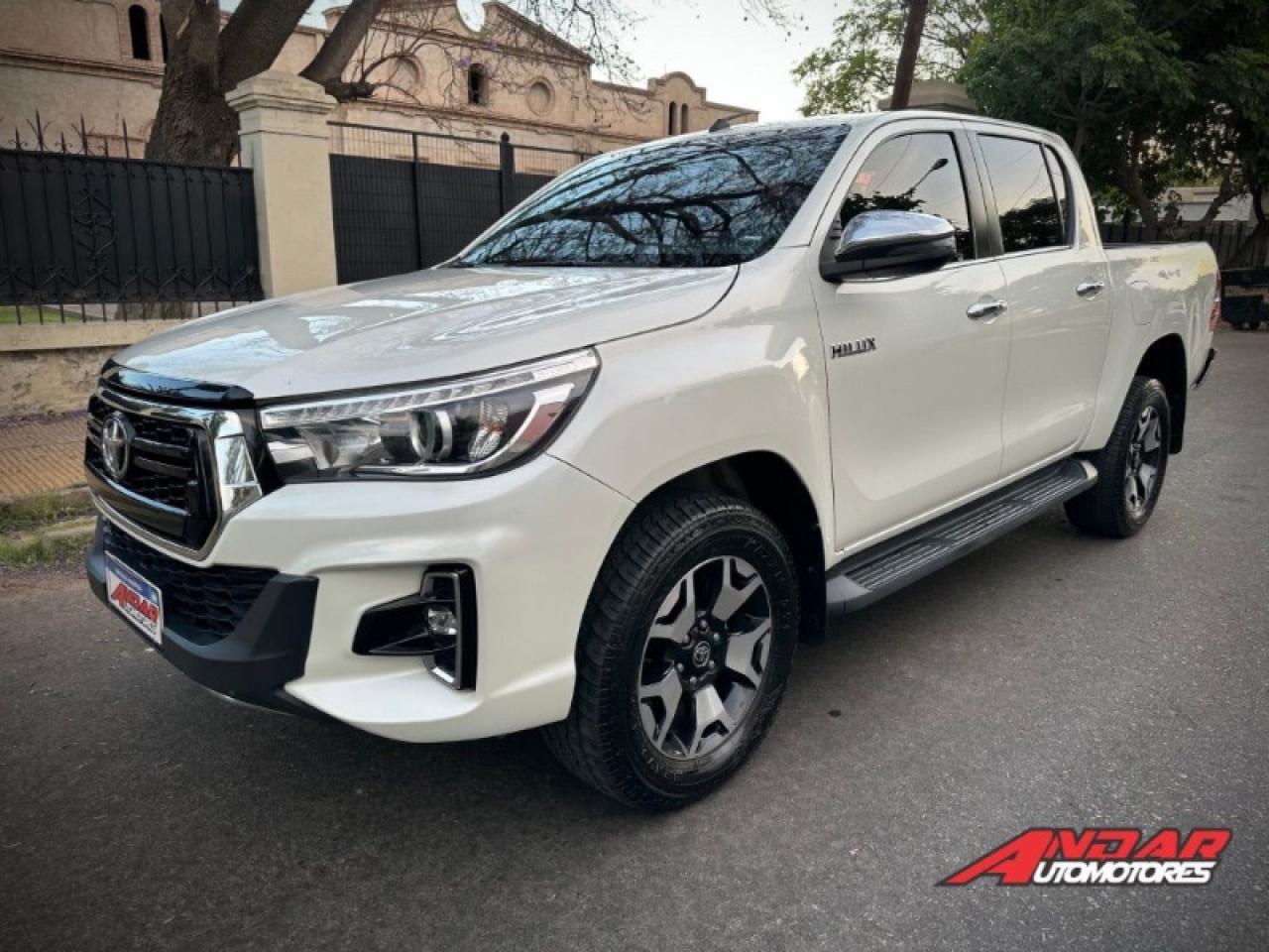Foto de TOYOTA HILUX SRX 4X4 AT 2.8TD CUERO 2020, color sin color especificado, en San Juan