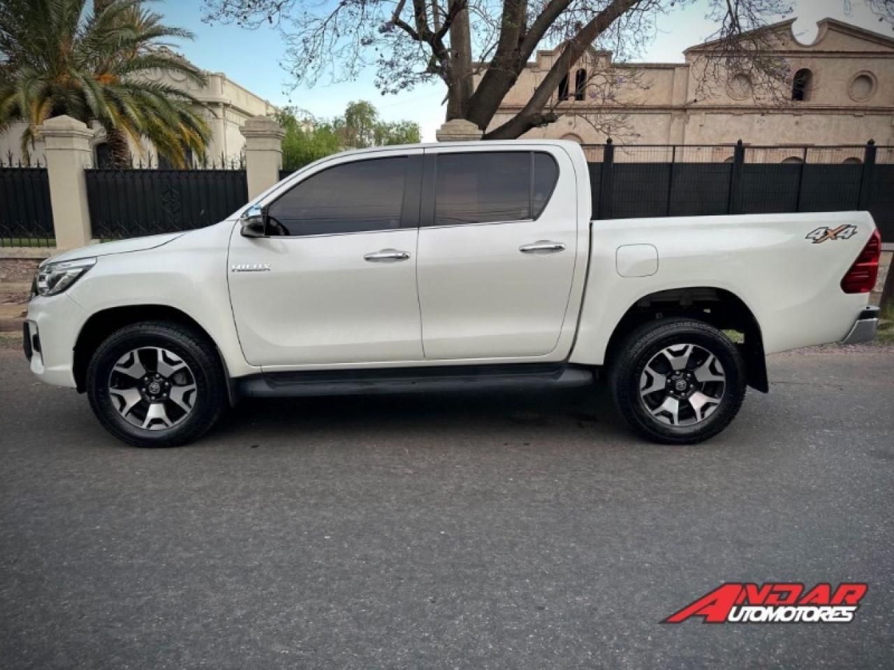 Foto de TOYOTA HILUX SRX 4X4 AT 2.8TD CUERO 2020, color sin color especificado, en San Juan