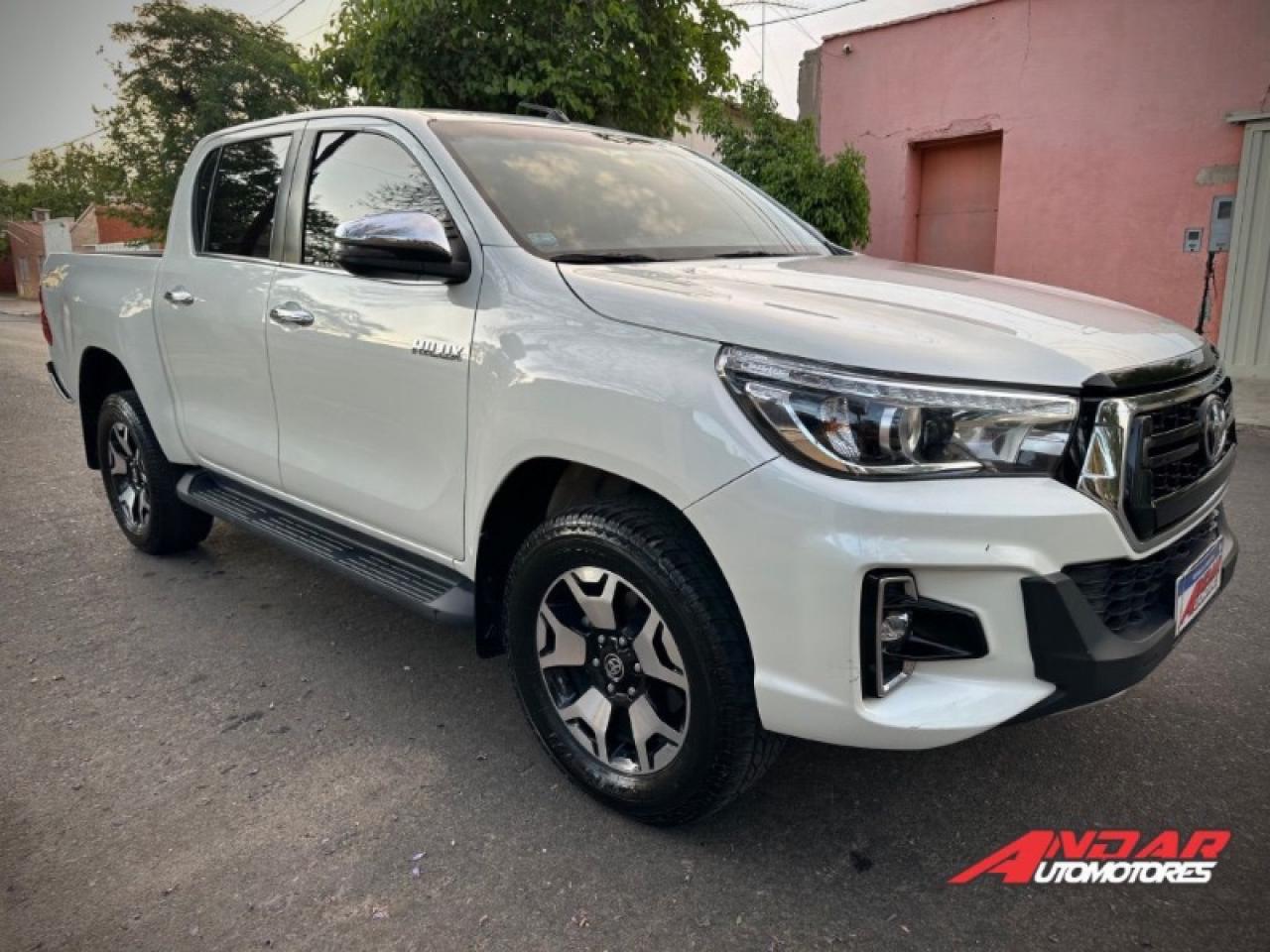 Foto de TOYOTA HILUX SRX 4X4 AT 2.8TD CUERO 2020, color sin color especificado, en San Juan