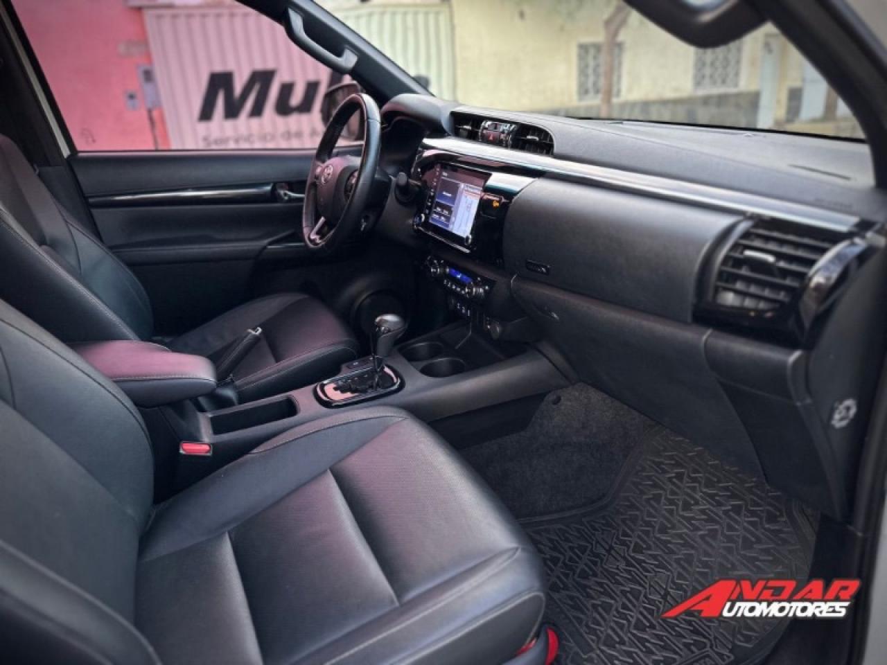 Foto de TOYOTA HILUX SRX 4X4 AT 2.8TD CUERO 2020, color sin color especificado, en San Juan