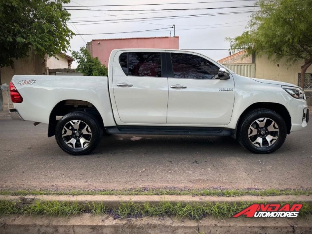 Foto de TOYOTA HILUX SRX 4X4 AT 2.8TD CUERO 2020, color sin color especificado, en San Juan