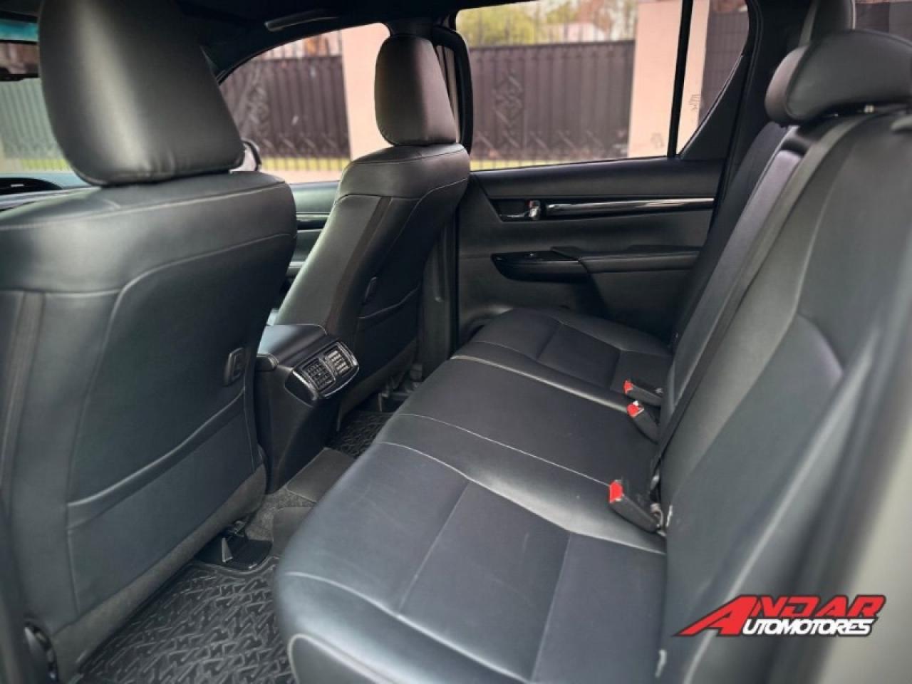 Foto de TOYOTA HILUX SRX 4X4 AT 2.8TD CUERO 2020, color sin color especificado, en San Juan