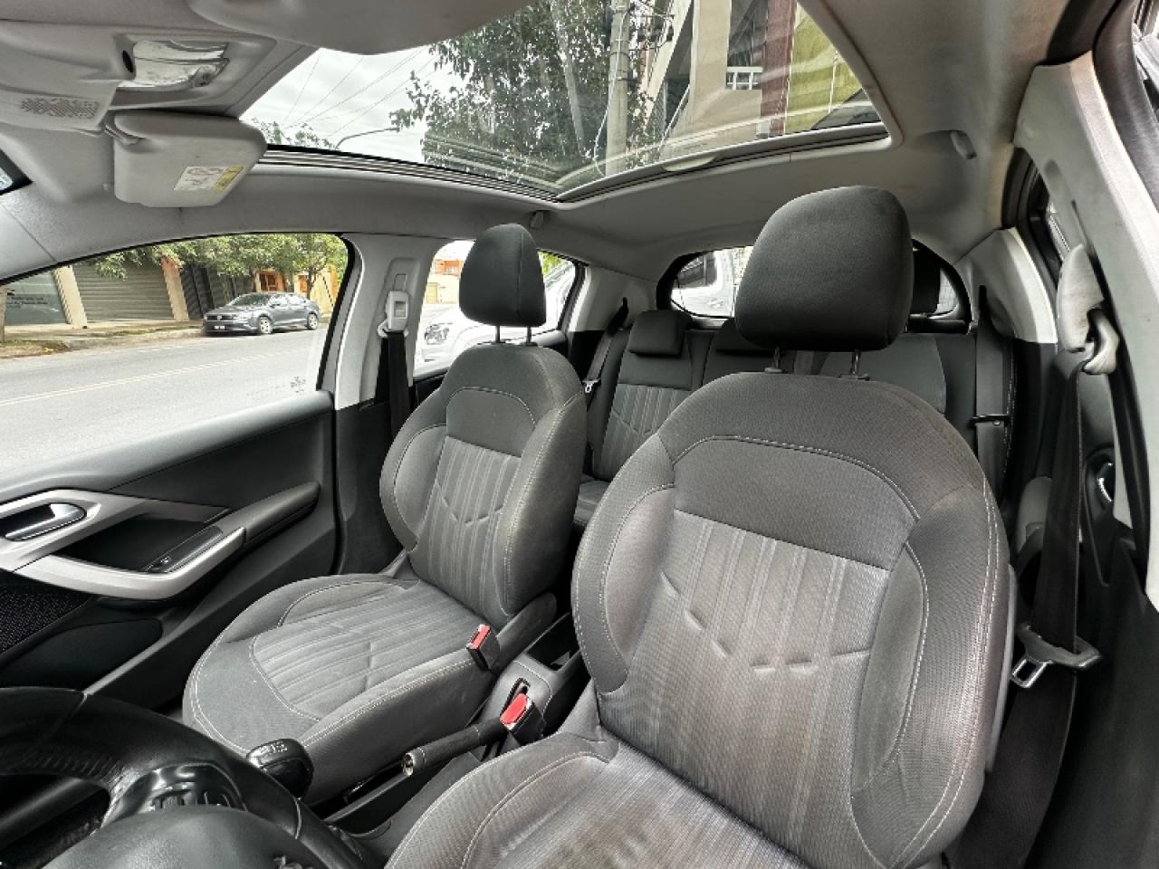 Foto de PEUGEOT 208 Allure 2017, color gris, en San Juan