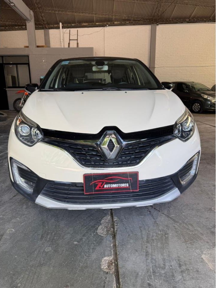 Foto de RENAULT CAPTUR Intens 2019, color blanco, en San Juan