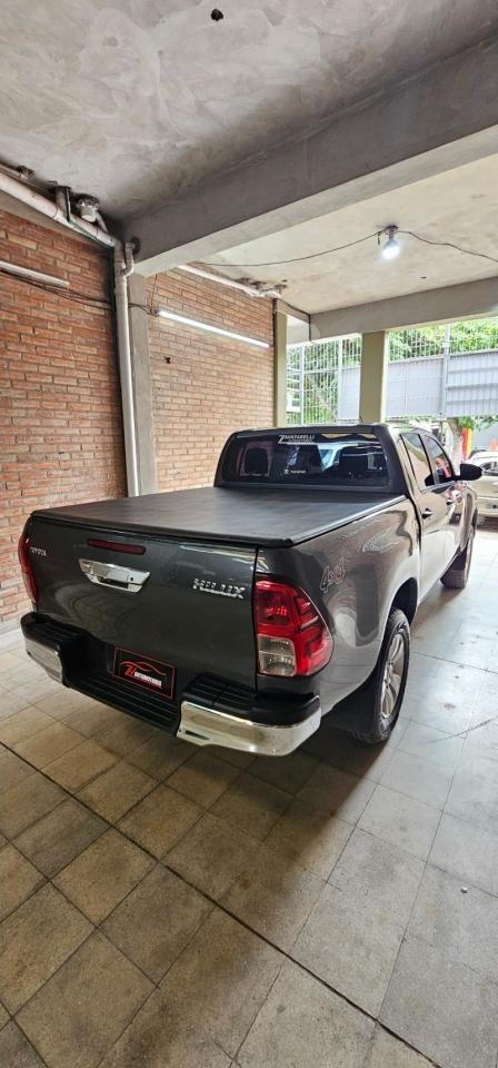 Foto de TOYOTA HILUX SR 2.8 4x4 2020, color gris, en San Juan