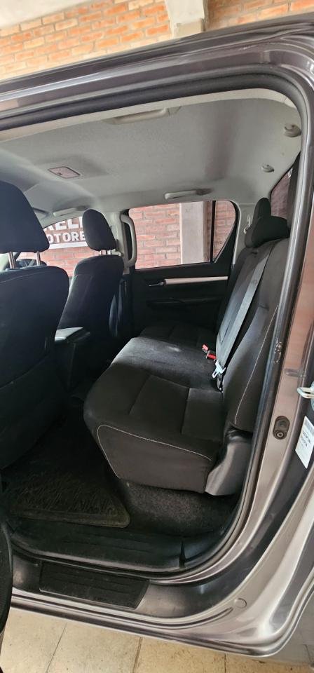 Foto de TOYOTA HILUX SR 2.8 4x4 2020, color gris, en San Juan