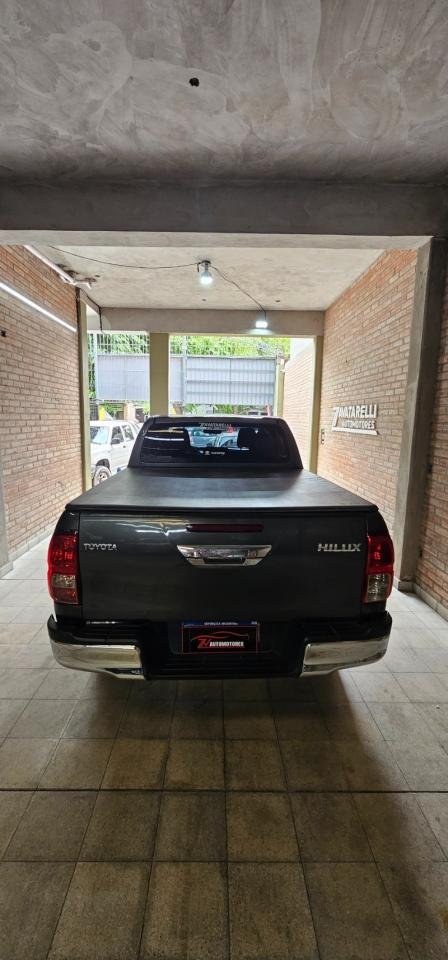 Foto de TOYOTA HILUX SR 2.8 4x4 2020, color gris, en San Juan