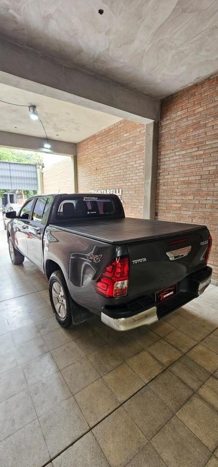 Foto de TOYOTA HILUX SR 2.8 4x4 2020, color gris, en San Juan