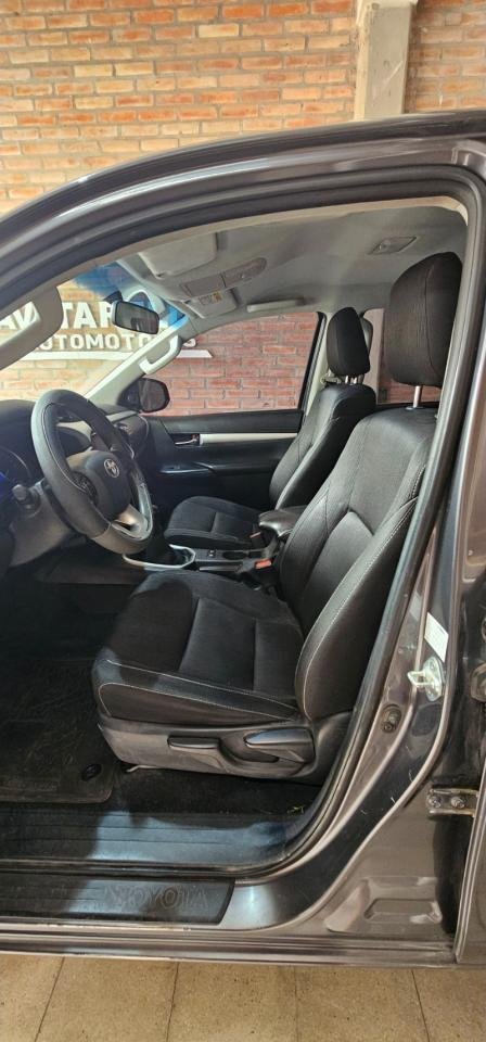 Foto de TOYOTA HILUX SR 2.8 4x4 2020, color gris, en San Juan