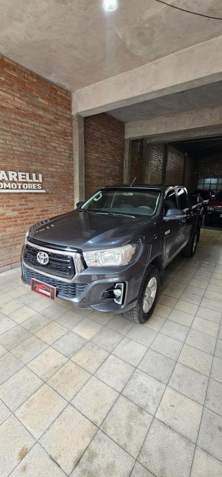 Foto de TOYOTA HILUX SR 2.8 4x4 2020, color gris, en San Juan