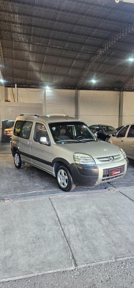 Foto de PEUGEOT PARTNER Partner patagonica 1.6 2013, color sin color especificado, en San Juan
