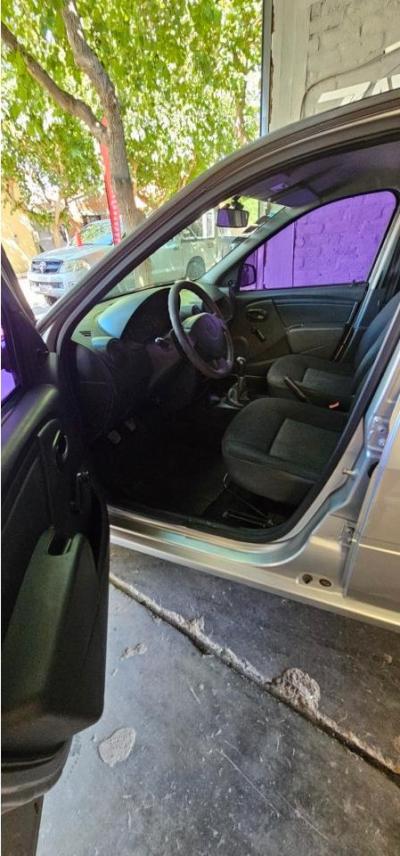 Miniatura de RENAULT LOGAN Authentique