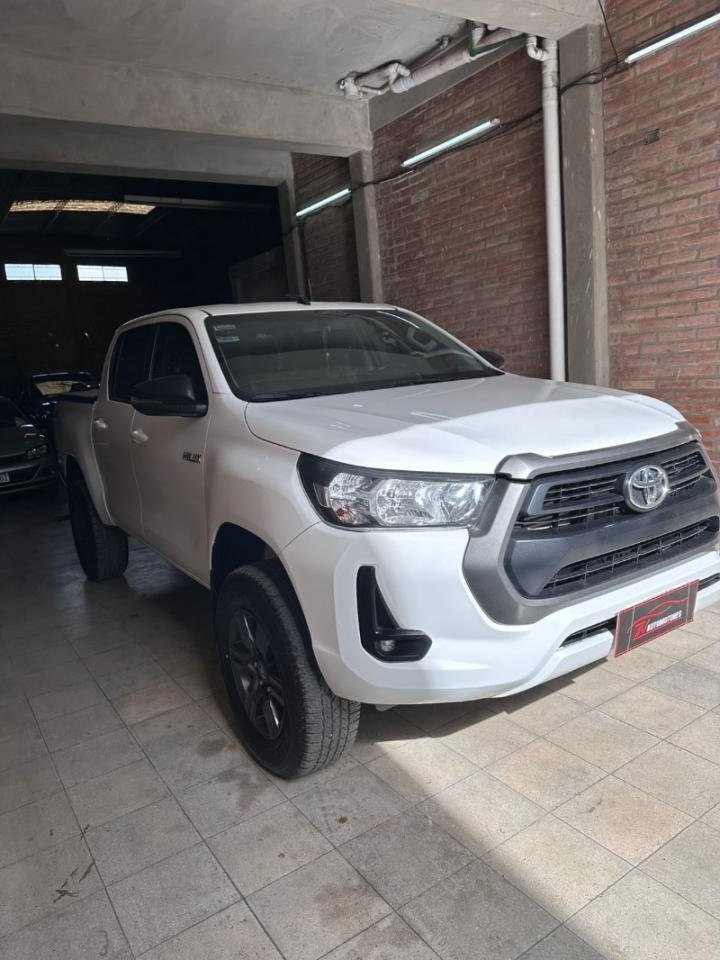 Foto de TOYOTA HILUX Sr 2021, color blanco, en San Juan