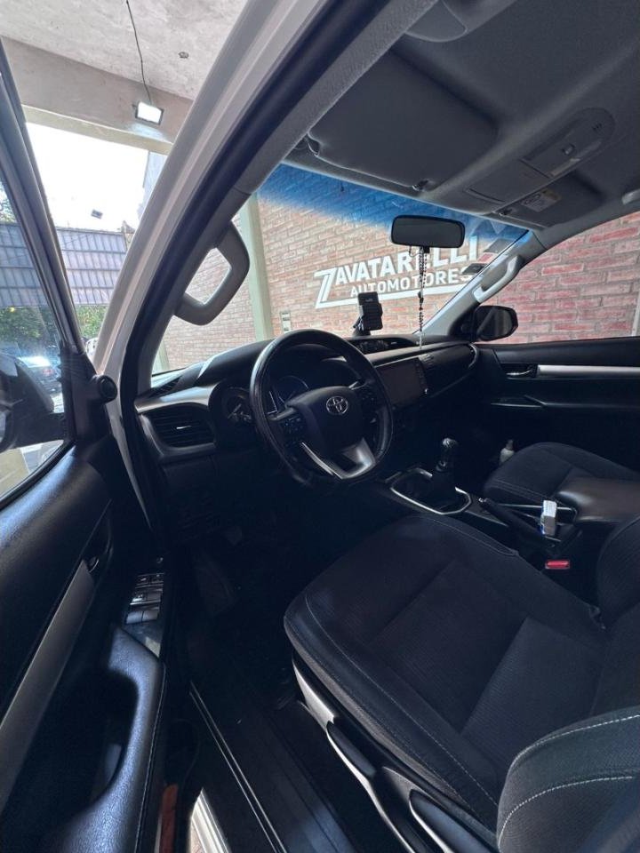 Foto de TOYOTA HILUX Sr 2021, color blanco, en San Juan