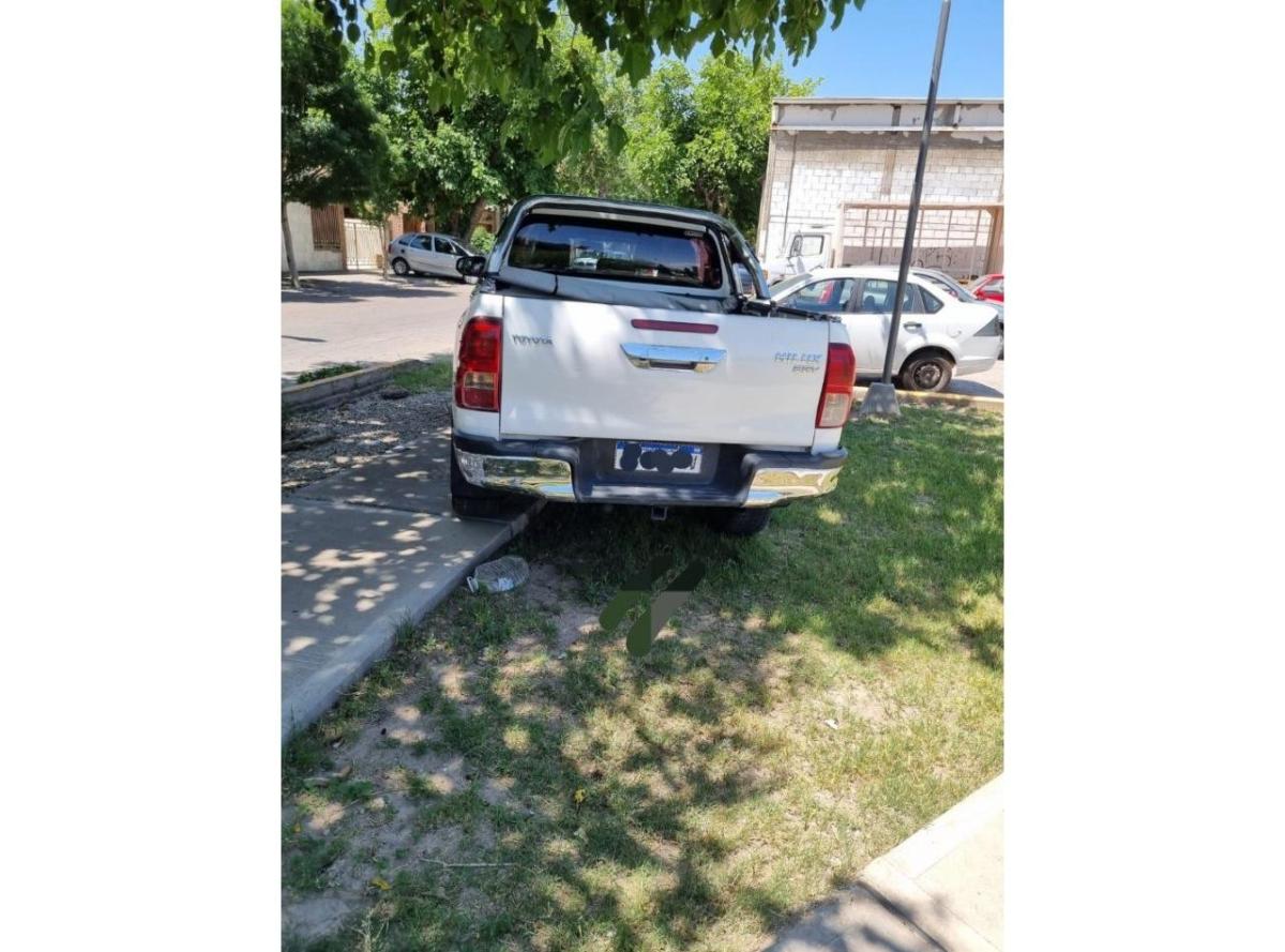 Foto de TOYOTA HILUX 4x4 Srv DC automatica 2017, color blanco, en San Juan