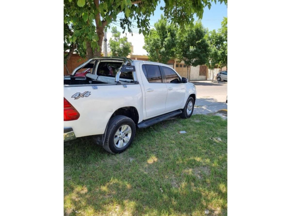 Foto de TOYOTA HILUX 4x4 Srv DC automatica 2017, color blanco, en San Juan