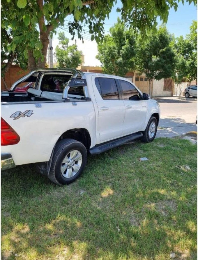 Foto de TOYOTA HILUX 4x4 Srv DC automatica 2017, color blanco, en San Juan