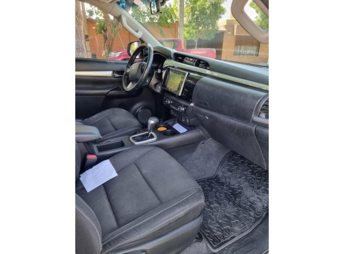 Foto de TOYOTA HILUX 4x4 Srv DC automatica 2017, color blanco, en San Juan