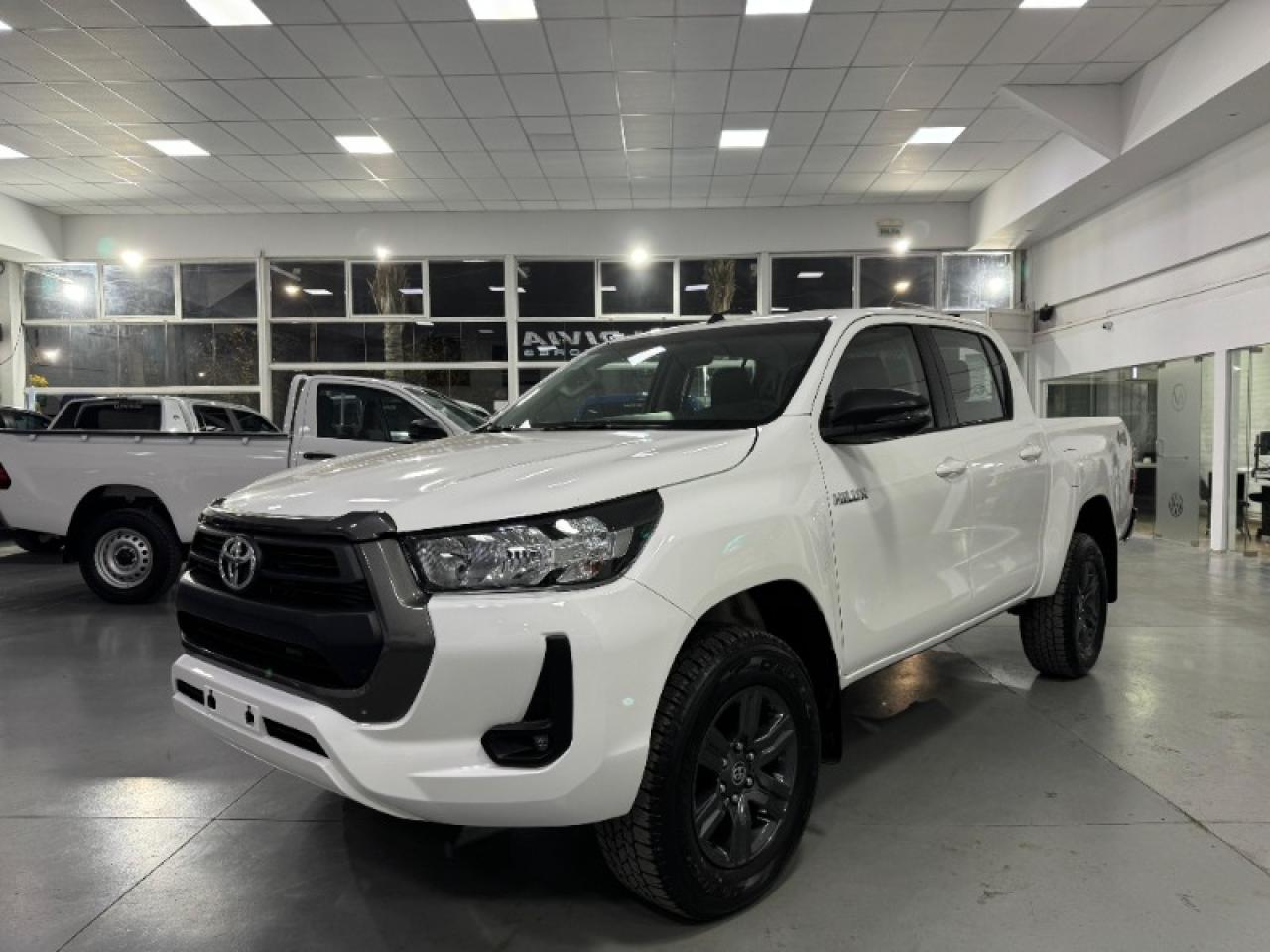 Foto de TOYOTA HILUX Sr 4x4 2026, color sin color especificado, en San Juan