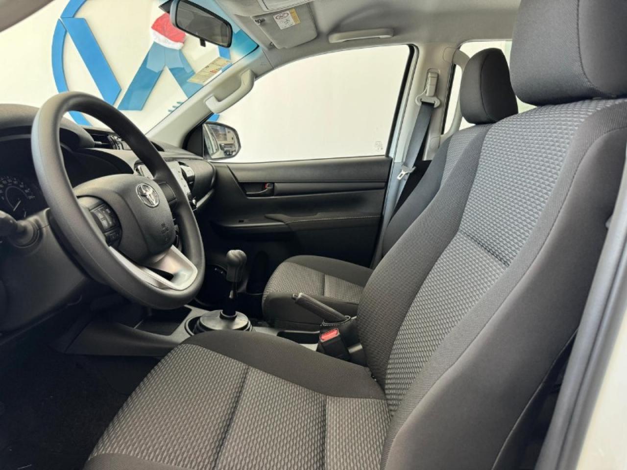 Foto de TOYOTA HILUX Toyota Hilux 2.4 DX 4x4 0km 2026, color sin color especificado, en San Juan