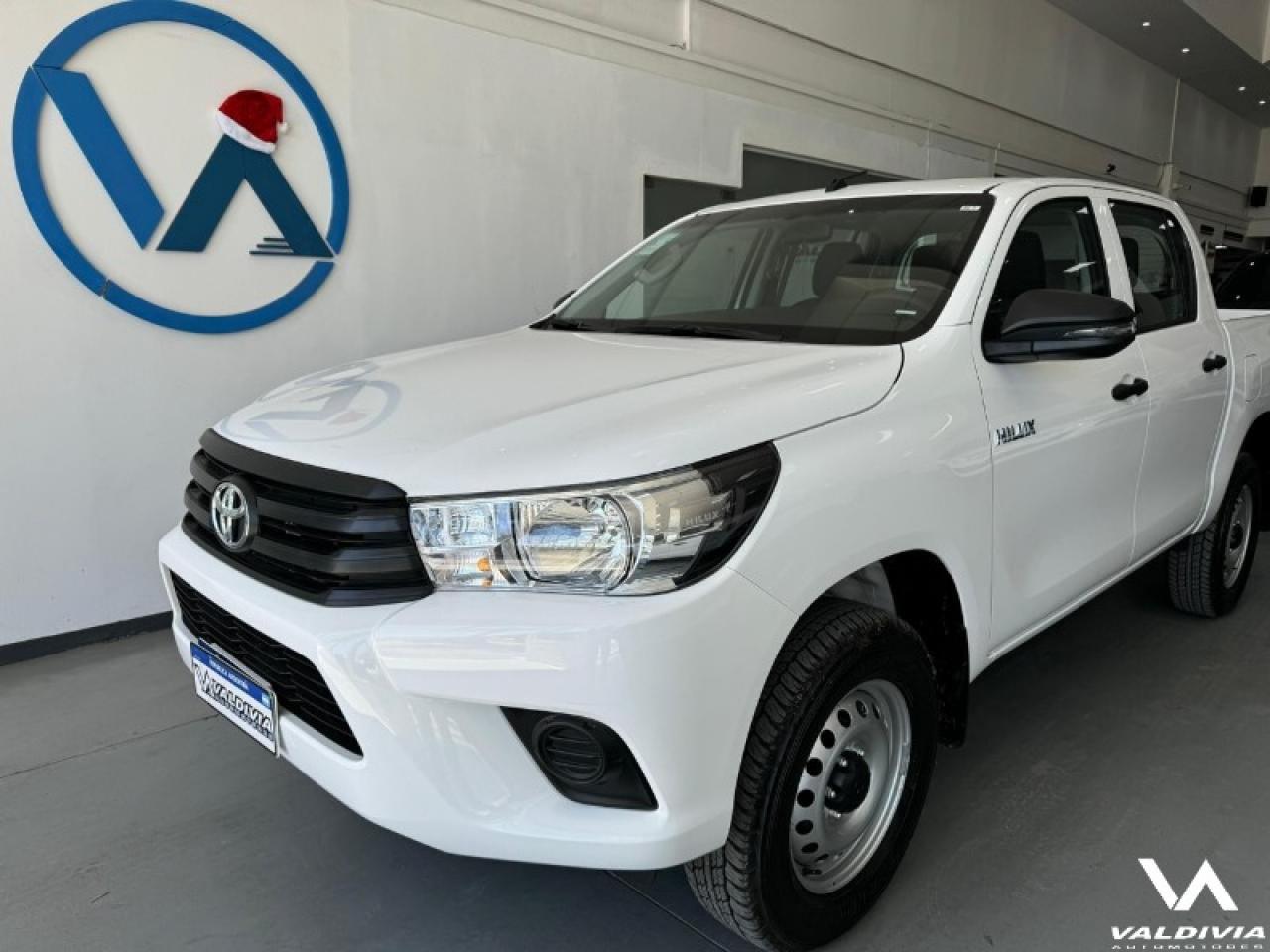 Foto de TOYOTA HILUX Toyota Hilux 2.4 DX 4x4 0km 2026, color sin color especificado, en San Juan