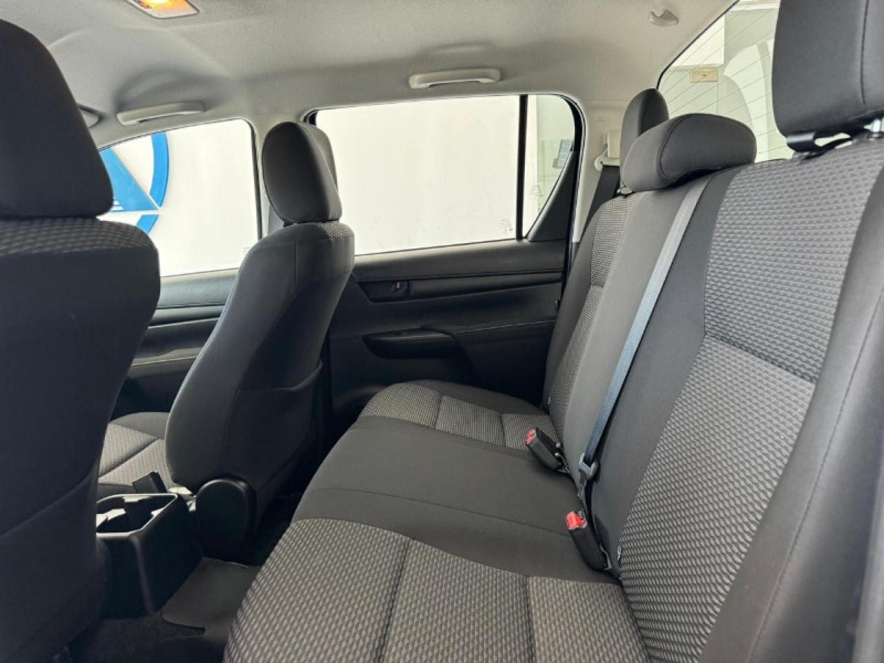 Foto de TOYOTA HILUX Toyota Hilux 2.4 DX 4x4 0km 2026, color sin color especificado, en San Juan