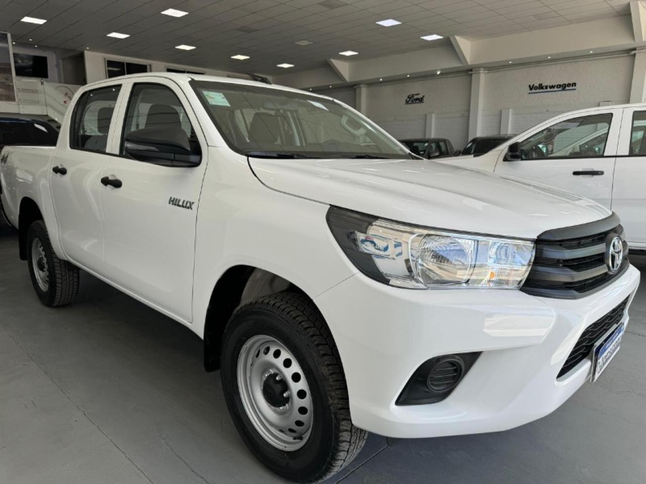 Foto de TOYOTA HILUX Toyota Hilux 2.4 DX 4x4 0km 2026, color sin color especificado, en San Juan