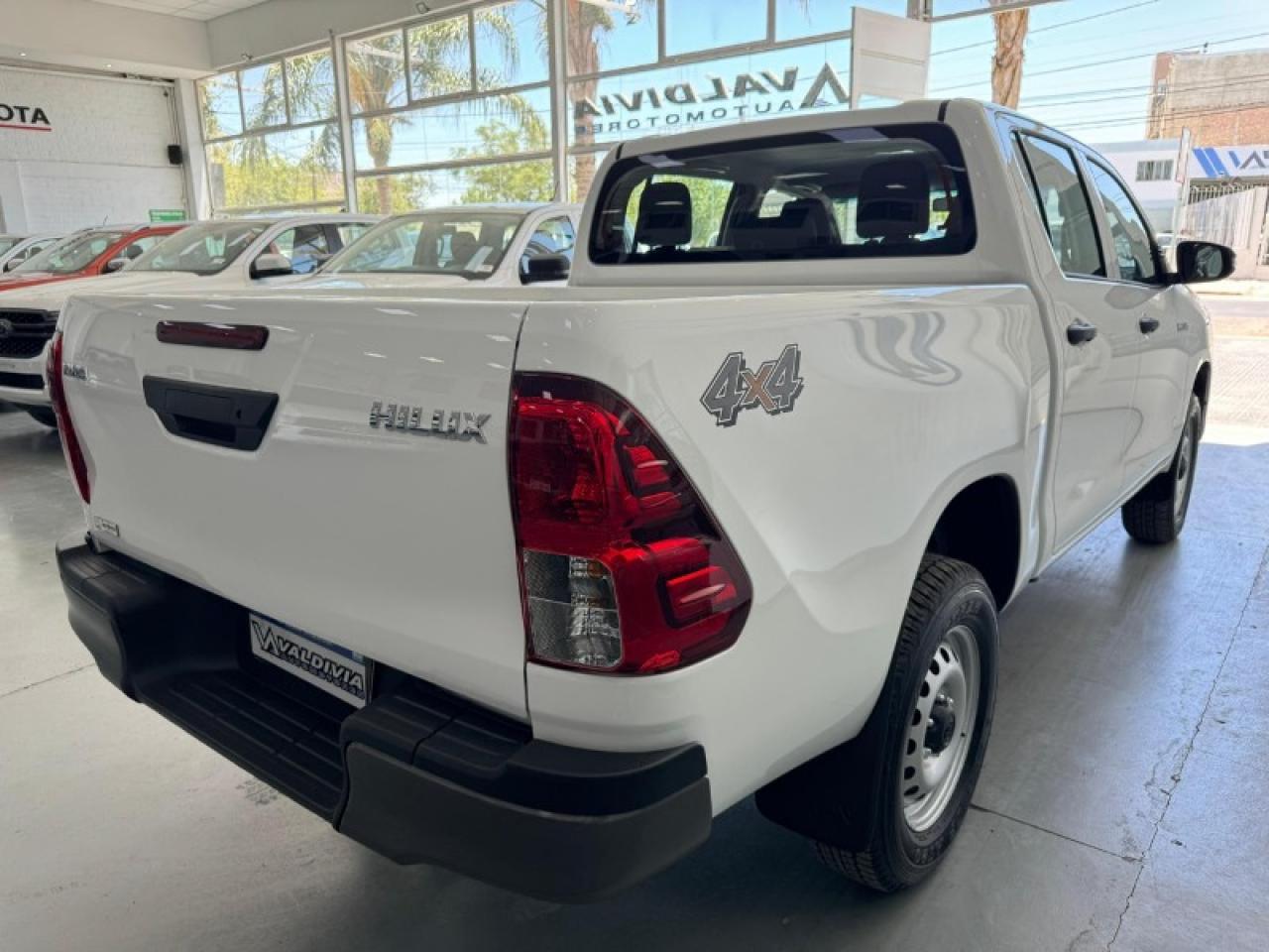 Foto de TOYOTA HILUX Toyota Hilux 2.4 DX 4x4 0km 2026, color sin color especificado, en San Juan