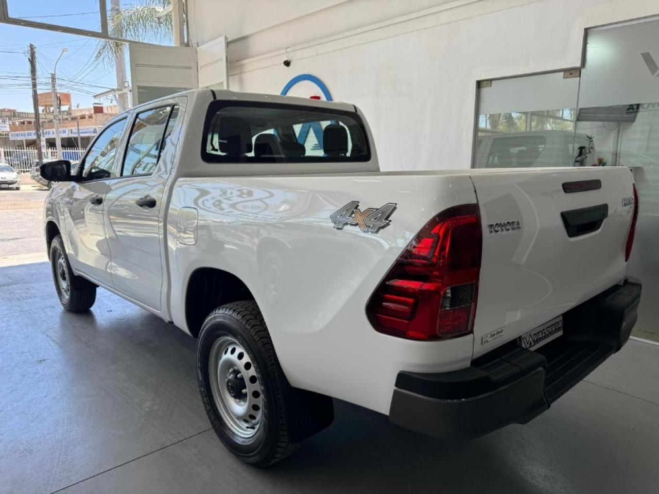 Foto de TOYOTA HILUX Toyota Hilux 2.4 DX 4x4 0km 2026, color sin color especificado, en San Juan