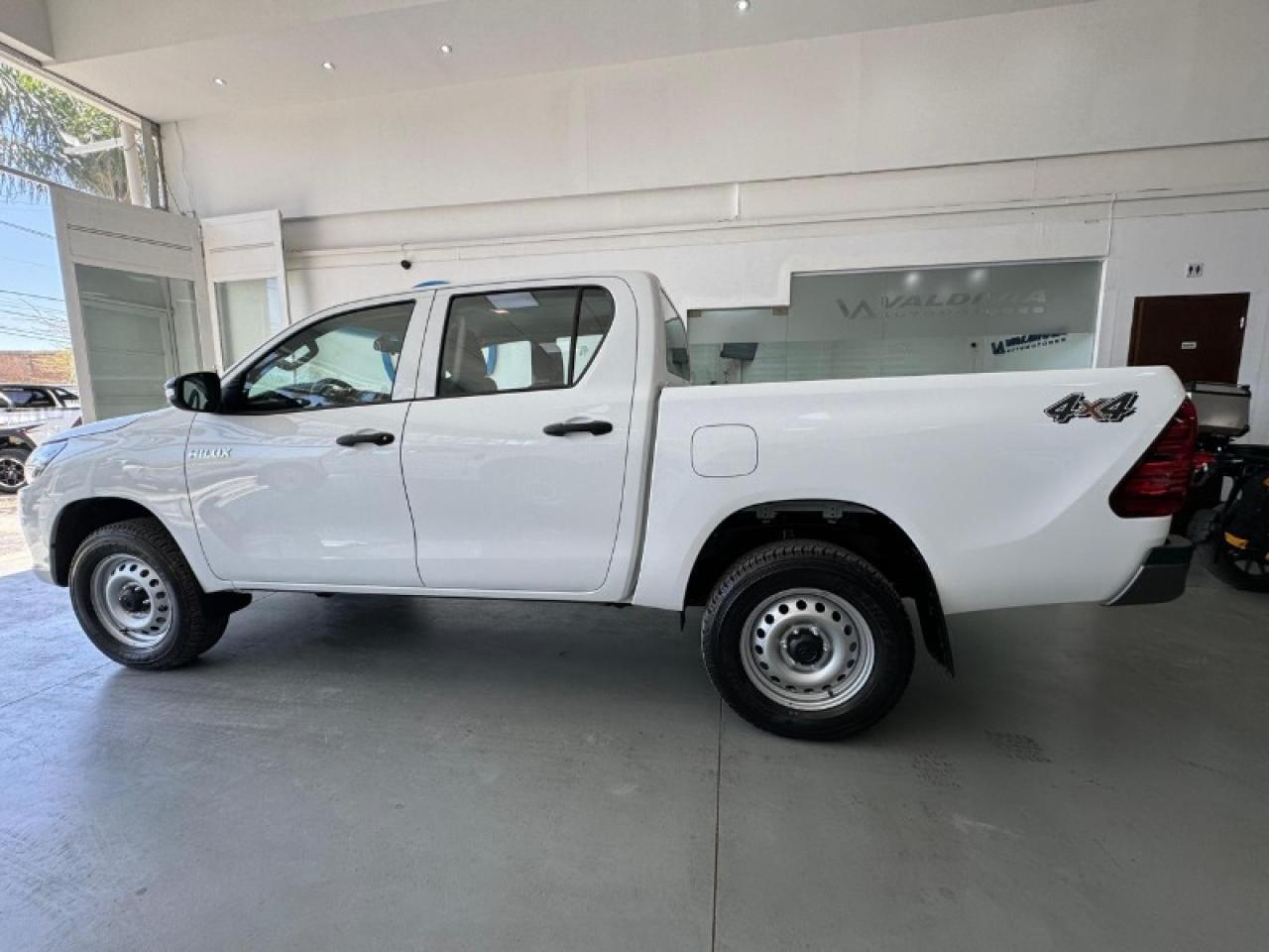 Foto de TOYOTA HILUX Toyota Hilux 2.4 DX 4x4 0km 2026, color sin color especificado, en San Juan