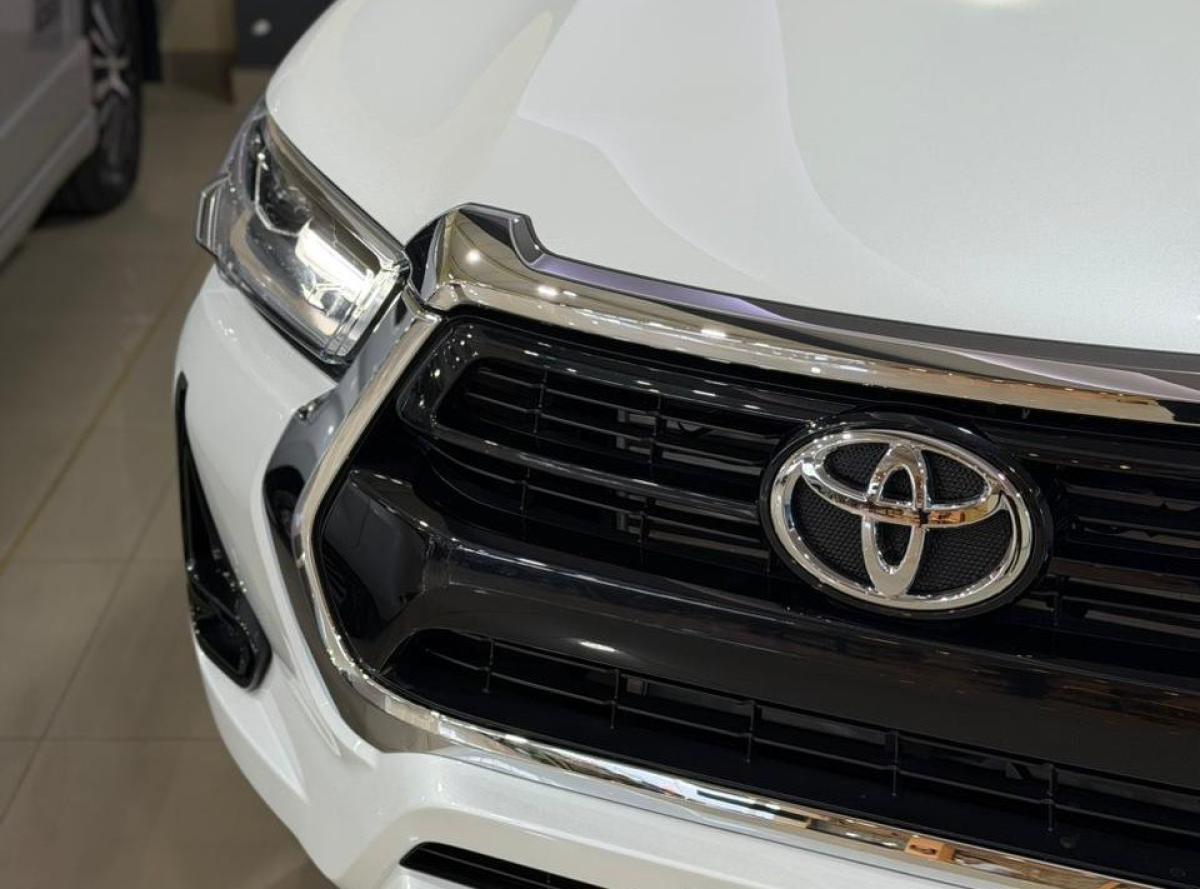 Foto de TOYOTA HILUX SRV+ 4X4 2026, color blanco, en San Juan
