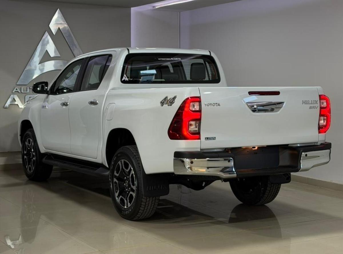 Foto de TOYOTA HILUX SRV+ 4X4 2026, color blanco, en San Juan