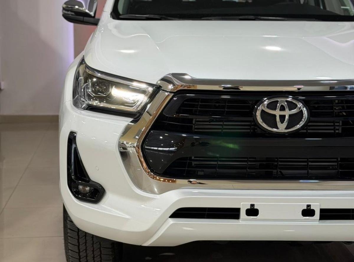 Foto de TOYOTA HILUX SRV+ 4X4 2026, color blanco, en San Juan