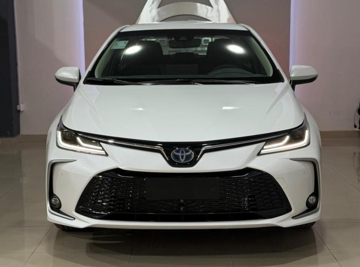 Foto de TOYOTA COROLLA SEG HEV 1.8 2026, color blanco, en San Juan