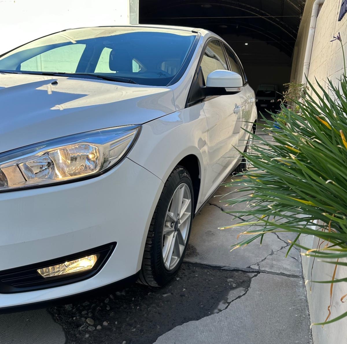 Foto de FORD FOCUS S 2018, color blanco, en San Juan